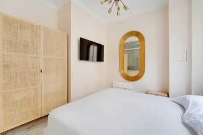 Un ou plusieurs lits dans un hébergement de l'établissement Cosy and Chic 1BR - 4P- Eiffel Tower - Trocadero