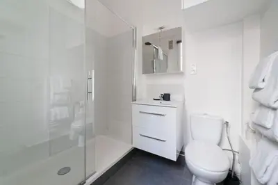 Salle de bains dans l'établissement Luxe 1-BR Gem Louvre & Opera