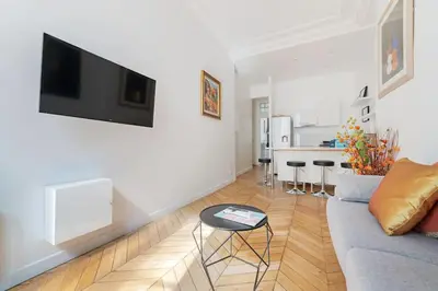 Télévision ou salle de divertissement dans l'établissement Luxe 1-BR Gem Louvre & Opera