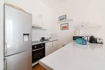 Cuisine ou kitchenette dans l'établissement Luxe 1-BR Gem Louvre & Opera
