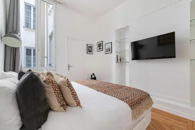 Télévision ou salle de divertissement dans l'établissement Luxe 1-BR Gem Louvre & Opera