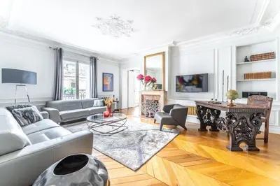 Télévision ou salle de divertissement dans l'établissement Luxueux Appartment Georges V