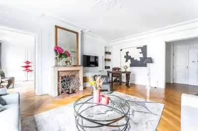 Télévision ou salle de divertissement dans l'établissement Luxueux Appartment Georges V