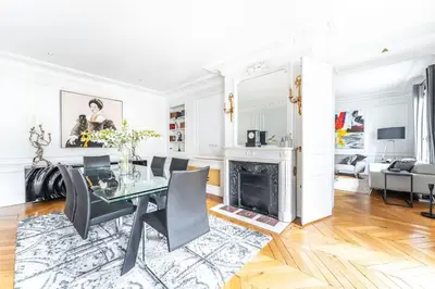 Télévision ou salle de divertissement dans l'établissement Luxueux Appartment Georges V