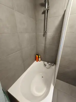 Salle de bains dans l'établissement Un deux pièces et un jardin à Villejuif
