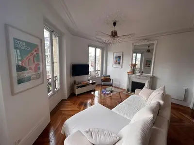 Télévision ou salle de divertissement dans l'établissement Superbe appartement Paris 17ème 55m2