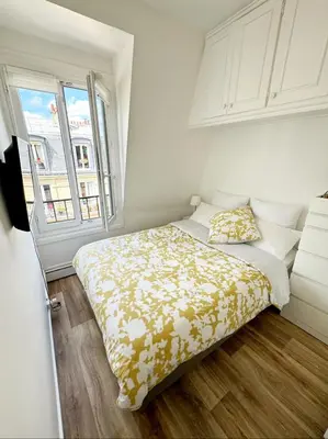 Un ou plusieurs lits dans un hébergement de l'établissement Appartement cosy au cœur du Paris 17eme