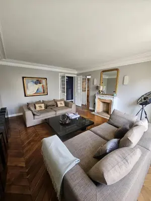Coin salon dans l'établissement LUXURY APPARTMENT IN 7th DISTRICT WITH TOUR EIFFEL VIEW