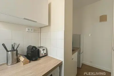 Cuisine ou kitchenette dans l'établissement Flexliving - whole flat - Mesnil