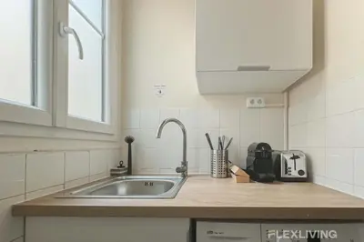 Cuisine ou kitchenette dans l'établissement Flexliving - whole flat - Mesnil