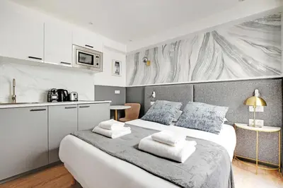 Cuisine ou kitchenette dans l'établissement Cosy Studio with Air Conditioning -Near Montmartre