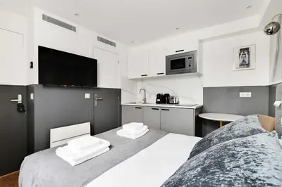 Cuisine ou kitchenette dans l'établissement Cosy Studio with Air Conditioning -Near Montmartre