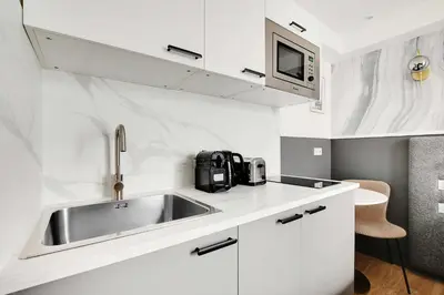 Cuisine ou kitchenette dans l'établissement Cosy Studio with Air Conditioning -Near Montmartre