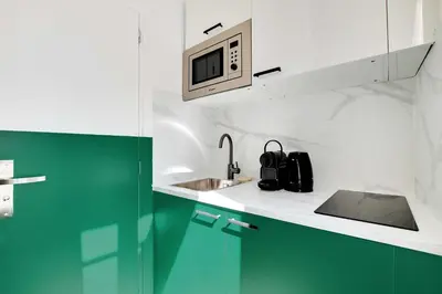 Cuisine ou kitchenette dans l'établissement Cosy Cocoon for 2P with A-C - Near Montmartre