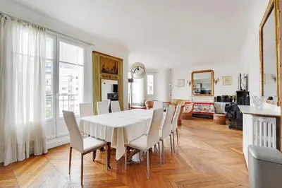 Coin salon dans l'établissement 4 chambres 120m2 - Vue Tour Eiffel a Saint-Germain