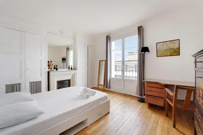 Un ou plusieurs lits dans un hébergement de l'établissement 4 chambres 120m2 - Vue Tour Eiffel a Saint-Germain