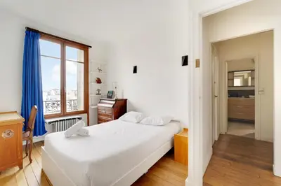 Un ou plusieurs lits dans un hébergement de l'établissement 4 chambres 120m2 - Vue Tour Eiffel a Saint-Germain