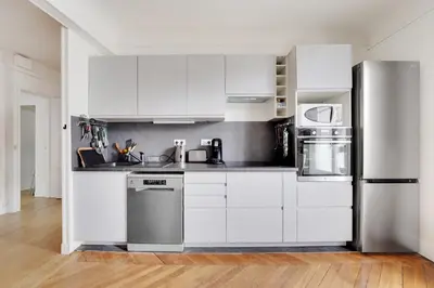 Cuisine ou kitchenette dans l'établissement 4 chambres 120m2 - Vue Tour Eiffel a Saint-Germain