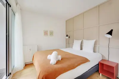 Un ou plusieurs lits dans un hébergement de l'établissement Bel appartement design proche Gare de Lyon, balcon