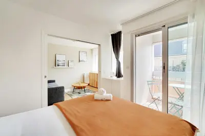 Un ou plusieurs lits dans un hébergement de l'établissement Bel appartement design proche Gare de Lyon, balcon