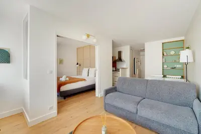 Un ou plusieurs lits dans un hébergement de l'établissement Bel appartement design proche Gare de Lyon, balcon