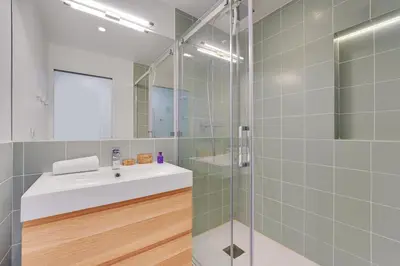 Salle de bains dans l'établissement Bel appartement design proche Gare de Lyon, balcon