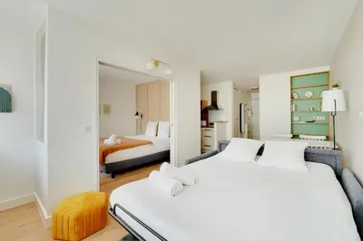 Un ou plusieurs lits dans un hébergement de l'établissement Bel appartement design proche Gare de Lyon, balcon
