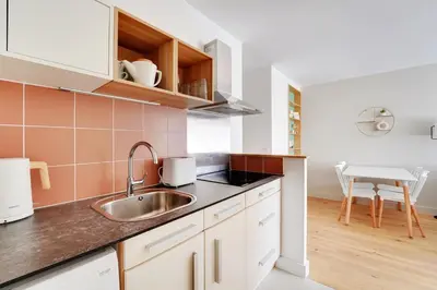 Cuisine ou kitchenette dans l'établissement Bel appartement design proche Gare de Lyon, balcon