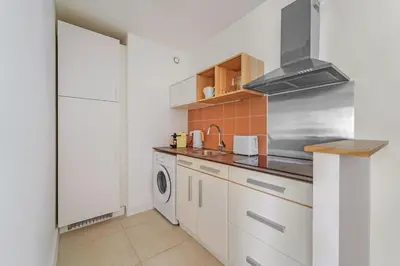 Cuisine ou kitchenette dans l'établissement Bel appartement design proche Gare de Lyon, balcon