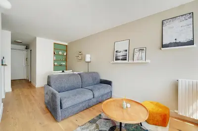 Coin salon dans l'établissement Bel appartement design proche Gare de Lyon, balcon