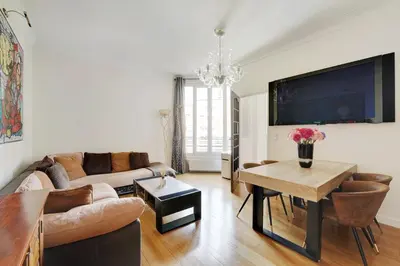 Télévision ou salle de divertissement dans l'établissement Joli 90m2 - 2 ch proche Champs-Elysees, climatise