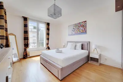 Un ou plusieurs lits dans un hébergement de l'établissement Joli 90m2 - 2 ch proche Champs-Elysees, climatise