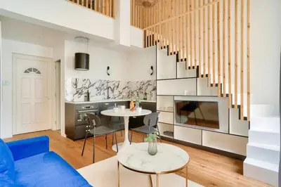 Coin salon dans l'établissement Perchoir Parisien - Dupleix avec mezzanine pour 4