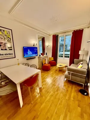 Télévision ou salle de divertissement dans l'établissement 2 Bedroom with Spacious Terrace minutes from Champs Elysées