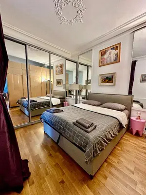 Un ou plusieurs lits dans un hébergement de l'établissement 2 Bedroom with Spacious Terrace minutes from Champs Elysées