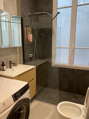 Salle de bains dans l'établissement 2 Bedroom with Spacious Terrace minutes from Champs Elysées