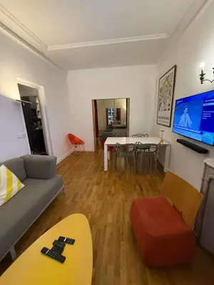 Télévision ou salle de divertissement dans l'établissement 2 Bedroom with Spacious Terrace minutes from Champs Elysées
