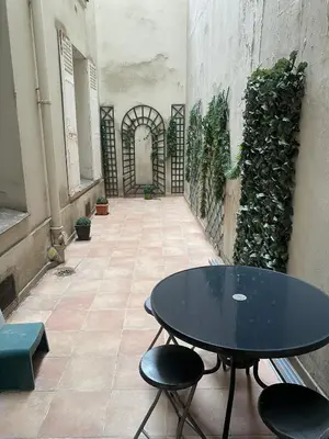 Balcon ou terrasse dans l'établissement 2 Bedroom with Spacious Terrace minutes from Champs Elysées