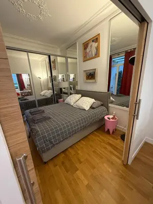 Un ou plusieurs lits dans un hébergement de l'établissement 2 Bedroom with Spacious Terrace minutes from Champs Elysées