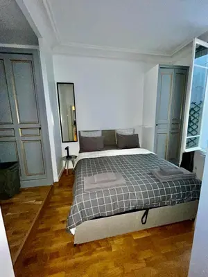 Un ou plusieurs lits dans un hébergement de l'établissement 2 Bedroom with Spacious Terrace minutes from Champs Elysées