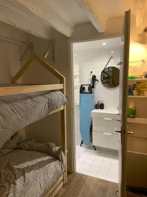 Un ou plusieurs lits dans un hébergement de l'établissement Charmant duplex Metro Raspail jardin du Luxembourg