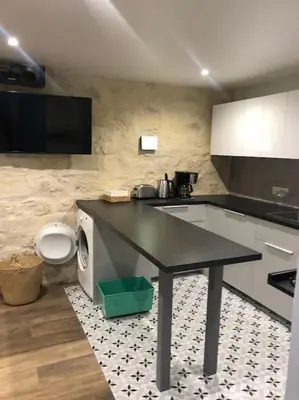 Cuisine ou kitchenette dans l'établissement Charmant duplex Metro Raspail jardin du Luxembourg