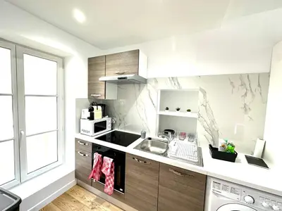 Cuisine ou kitchenette dans l'établissement Refait à Neuf 2 pièces - Paris - tout équipé - Parking