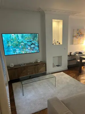 Télévision ou salle de divertissement dans l'établissement Typical Parisian flat Central Paris by Montmartre