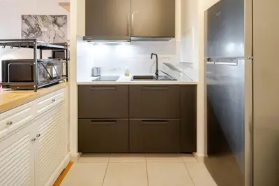 Cuisine ou kitchenette dans l'établissement Magnifique 2 pièces avec terrasse et grand jardin
