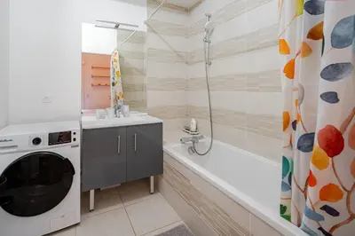 Salle de bains dans l'établissement Magnifique 2 pièces avec terrasse et grand jardin