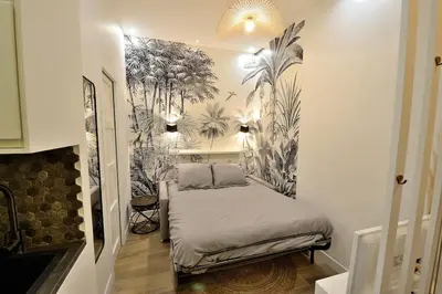 Un ou plusieurs lits dans un hébergement de l'établissement Tiny cosy studio NAMASTAY in trendy Canal St Martin area