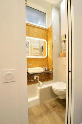 Salle de bains dans l'établissement Tiny cosy studio NAMASTAY in trendy Canal St Martin area