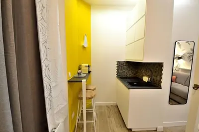 Cuisine ou kitchenette dans l'établissement Tiny cosy studio NAMASTAY in trendy Canal St Martin area