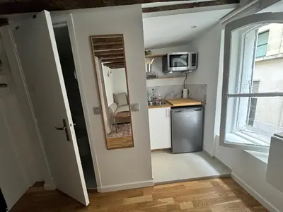 Cuisine ou kitchenette dans l'établissement Studio Tout Équipé Bourse